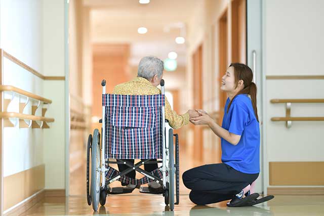 現役看護師さんに聞いた、有料老人ホームでの夜勤バイト（Wワーク）の ...