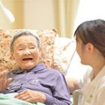老人介護施設で微笑むおばあちゃんと看護師