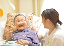 老人介護施設で微笑むおばあちゃんと看護師