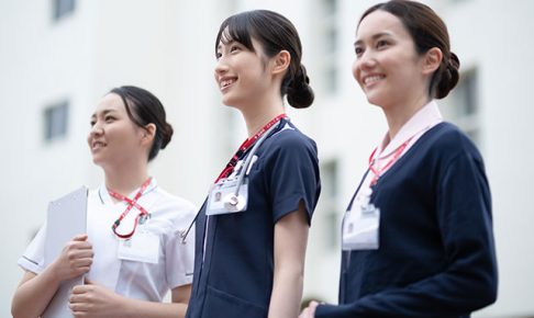 3人の女性看護師