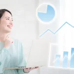 埼玉県の看護師夜勤バイトの平均日給をグラフで確認する女性