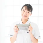 お財布を持つ看護師さん