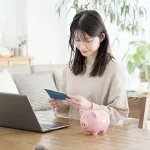 お金の計算をする女性