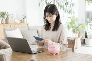 お金の計算をする女性