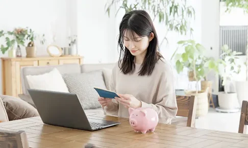 お金の計算をする女性