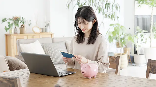 お金の計算をする女性