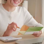 お金の計算をする女性