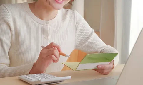 お金の計算をする女性