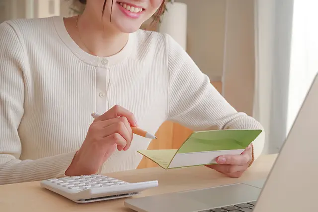 お金の計算をする女性