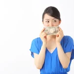 お金を手にする看護師
