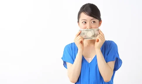 お金を手にする看護師