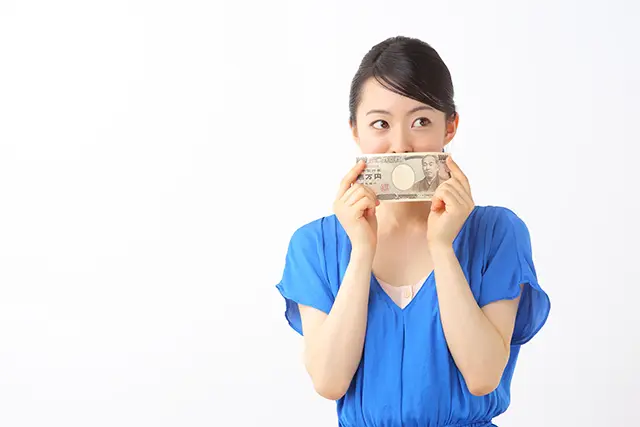 お金を手にする看護師