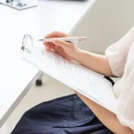 アンケートに答える女性