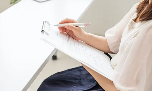 アンケートに答える女性