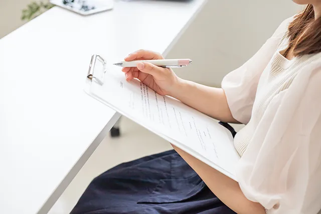 アンケートに答える女性