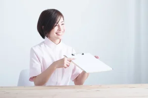 アンケートを提出する看護師