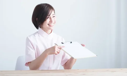 アンケートを提出する看護師