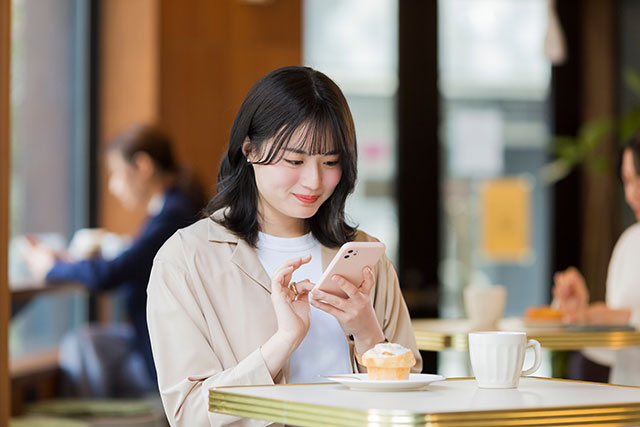 カフェで食事をする女性