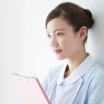 カルテを持つ看護師