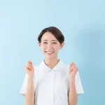 ガッツポーズをする40～50代の女性看護師