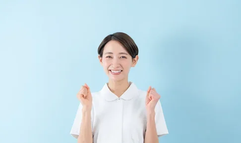 ガッツポーズをする40～50代の女性看護師