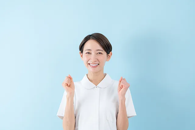 ガッツポーズをする40～50代の女性看護師