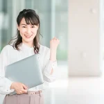ガッツポーズをする40～50代女性