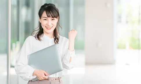 ガッツポーズをする40～50代女性
