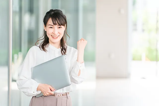 ガッツポーズをする40～50代女性