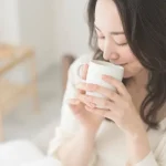 コーヒーを飲む女性