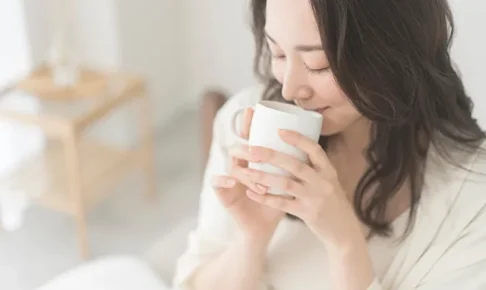 コーヒーを飲む女性