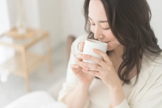 コーヒーを飲む女性