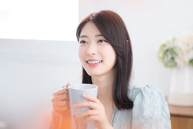 コーヒーブレイクをする女性