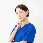 スクラブで悩む看護師