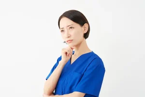 スクラブで悩む看護師
