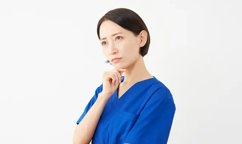 スクラブで悩む看護師