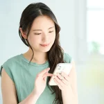 スマホで仕事探しをする女性