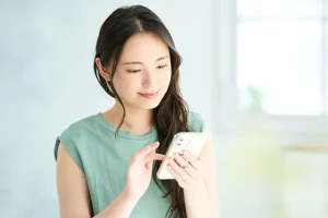 スマホで仕事探しをする女性