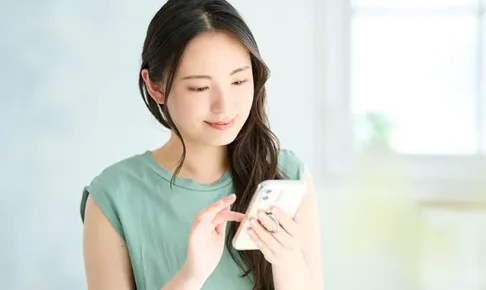 スマホで仕事探しをする女性