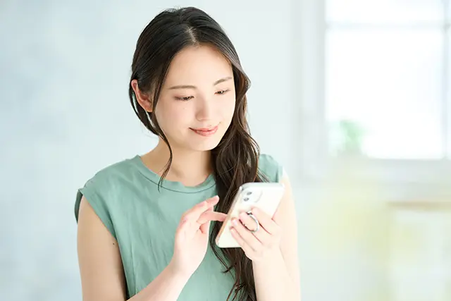 スマホで仕事探しをする女性