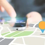 スマホで地図をタップするイメージ