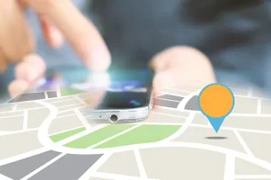 スマホで地図をタップするイメージ