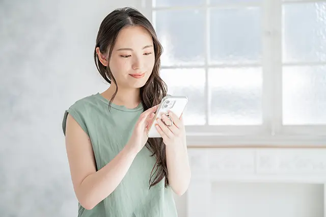 スマホで確認をする女性