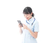 スマホで確認をする看護師