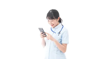 スマホで確認をする看護師