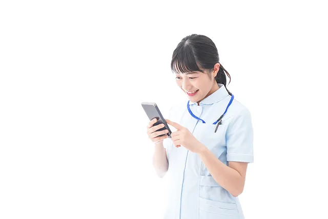 スマホで確認をする看護師