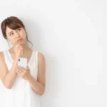スマホで調べる女性