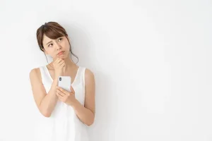 スマホで調べる女性