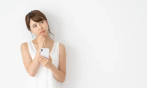 スマホで調べる女性