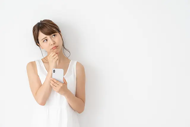 スマホで調べる女性